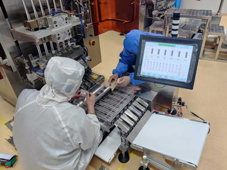 工作人員現(xiàn)場調(diào)試.jpg 工作人員現(xiàn)場調(diào)試.jpg