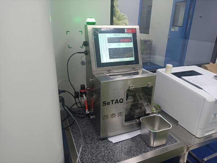 高精度膠囊片劑檢重秤工作現(xiàn)場(chǎng).jpg 高精度膠囊片劑檢重秤工作現(xiàn)場(chǎng).jpg